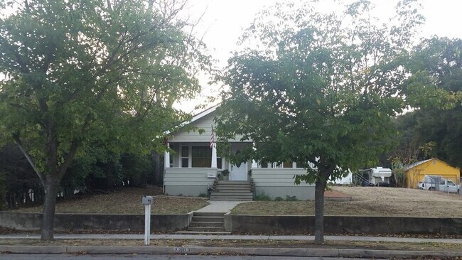 Building Photo - 2203 Oak St