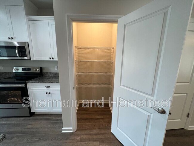 Foto del edificio - 672 Dobhill Ln