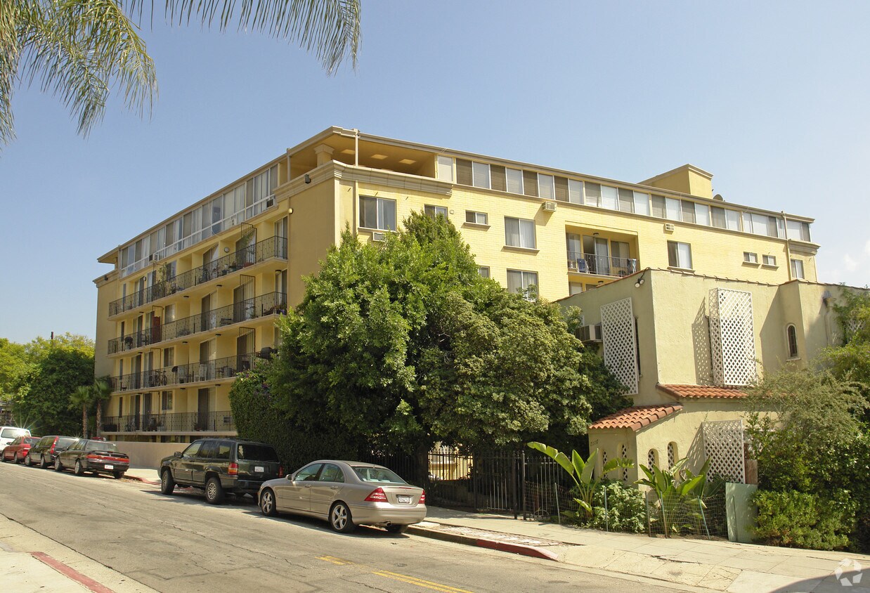 Foto del edificio - 7100 Hillside Ave