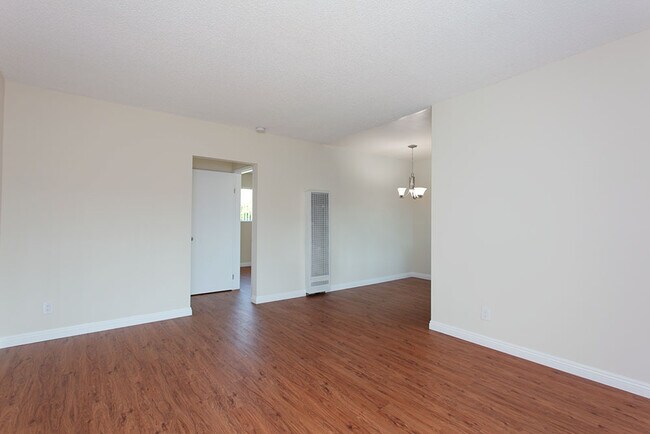 Building Photo - 215 E Live Oak St