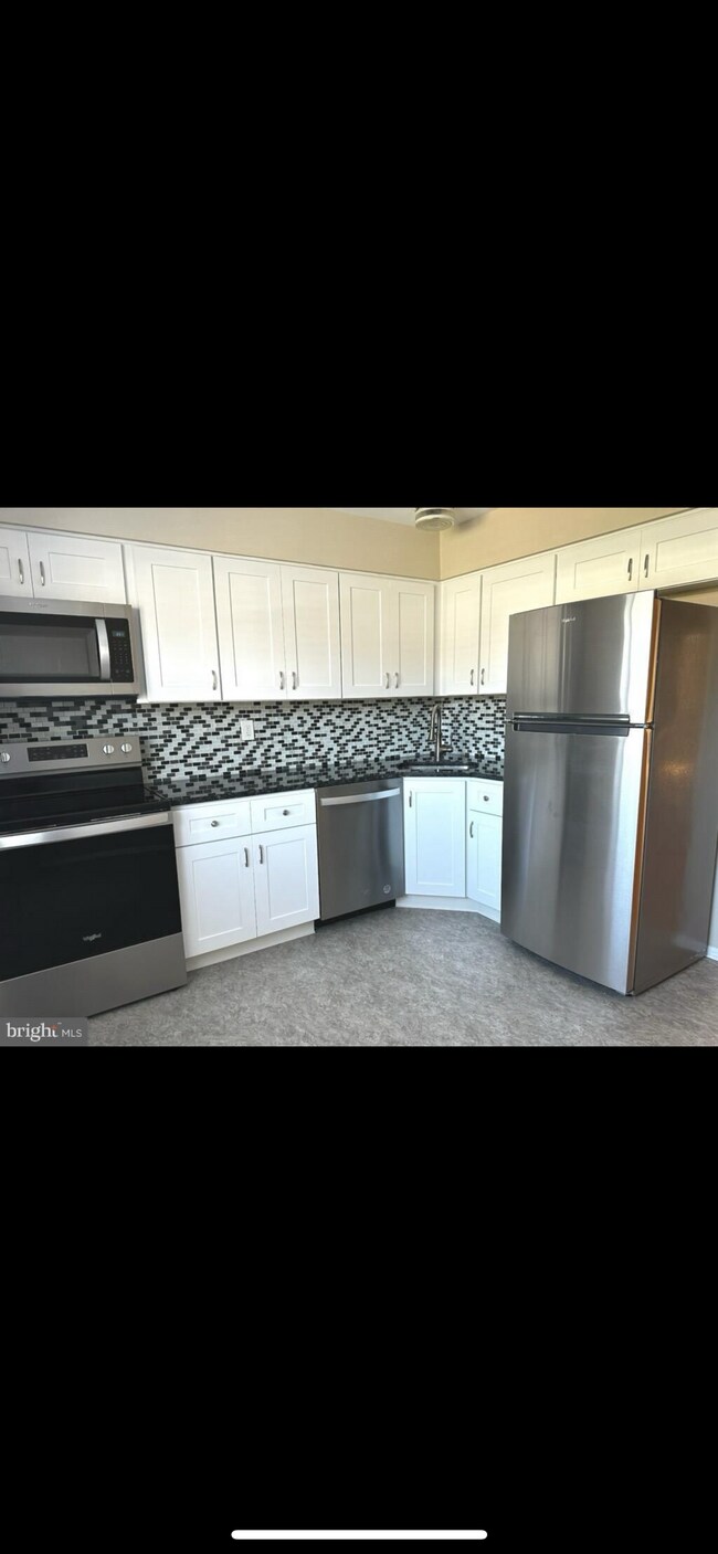 Building Photo - 909 Silver Ct