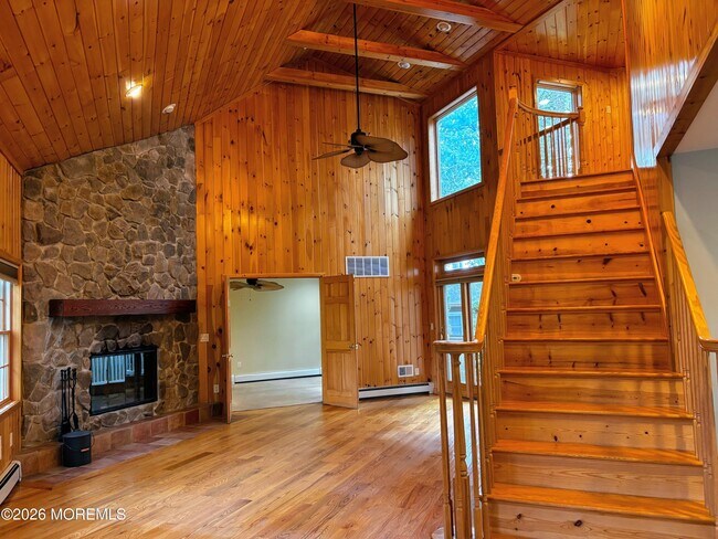 Building Photo - 327 Deerfoot Ln