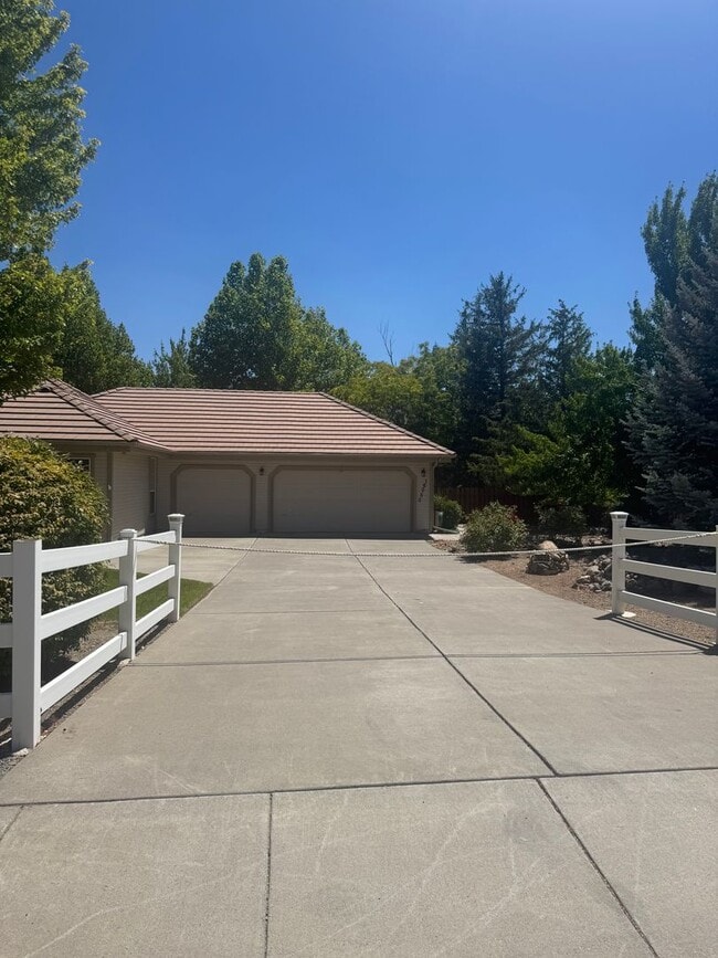 Building Photo - Spacious 3 Bed + Office | 3 Bath | 3-Car G...