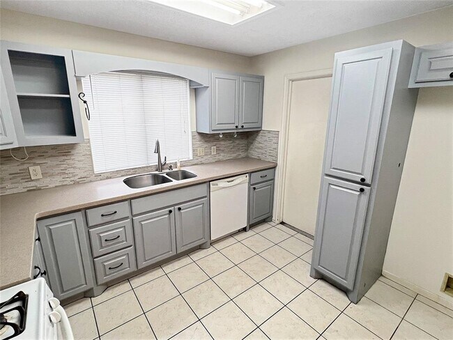 Building Photo - 9718 Cannock Chase Ct