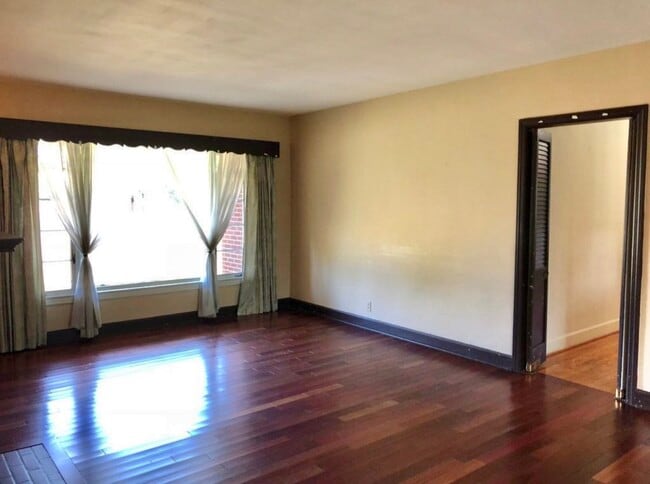 Foto del edificio - 1619 Jones Blvd