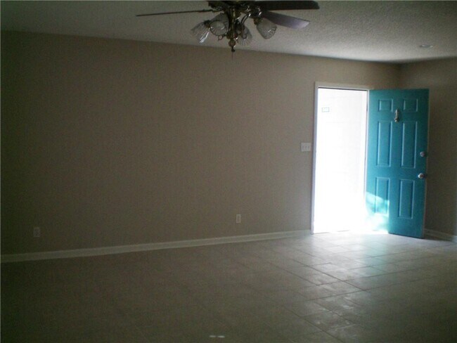 Building Photo - 508 S Island Square Dr