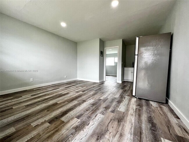 Building Photo - 750 NW 9th Ave