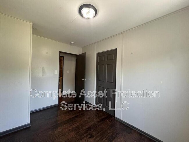 Building Photo - 7419 White Oak Ave