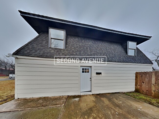 Building Photo - 2016 N Pottenger Ave