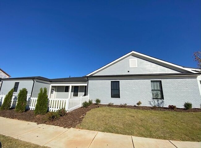 Foto del edificio - Clift Farm townhome with a fence and 3 car garage