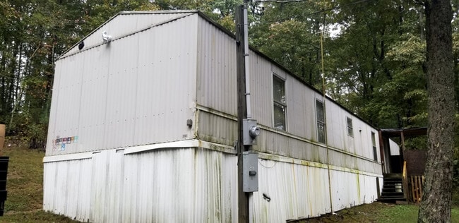 Building Photo - Lake Kathy Upper Trailer