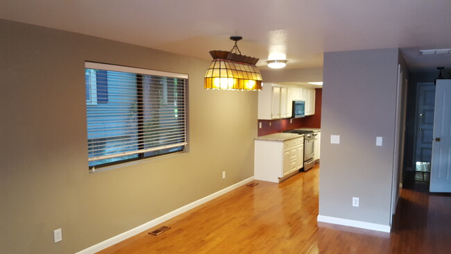 Dining Area - 1003 N Harrison Blvd