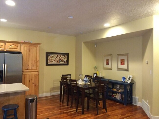 Building Photo - 2718 N Elm Dr