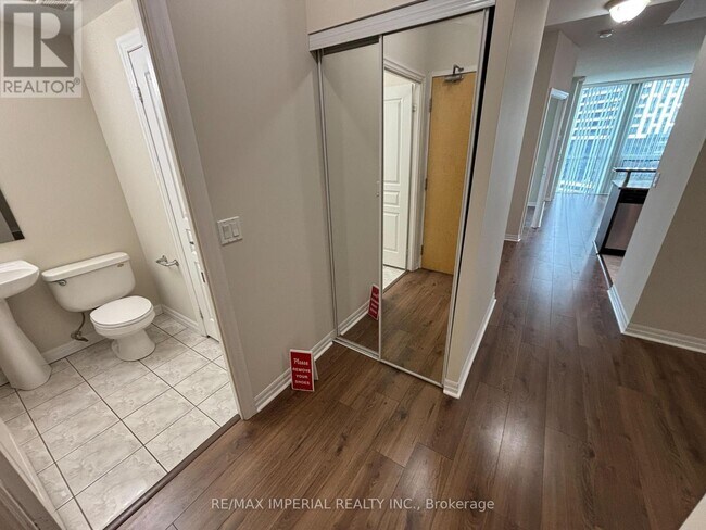 Photo du bâtiment - 220 Burnhamthorpe Rd W