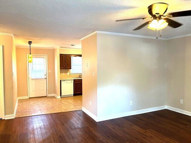 Building Photo - 2 Bedroom 1 Bath Ground Level Condo