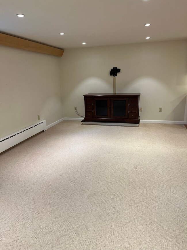 Building Photo - Quiet 2 bedroom with utilities included