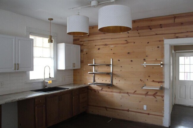 Building Photo - RENOVATED 3 Bedroom 1 bathroom home in Glenview!