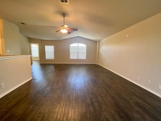 Building Photo - Gorgeous 4 bed/2.5 bath home in a great lo...