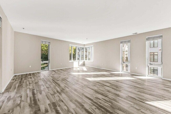 Foto del edificio - 2050 N Commerce St