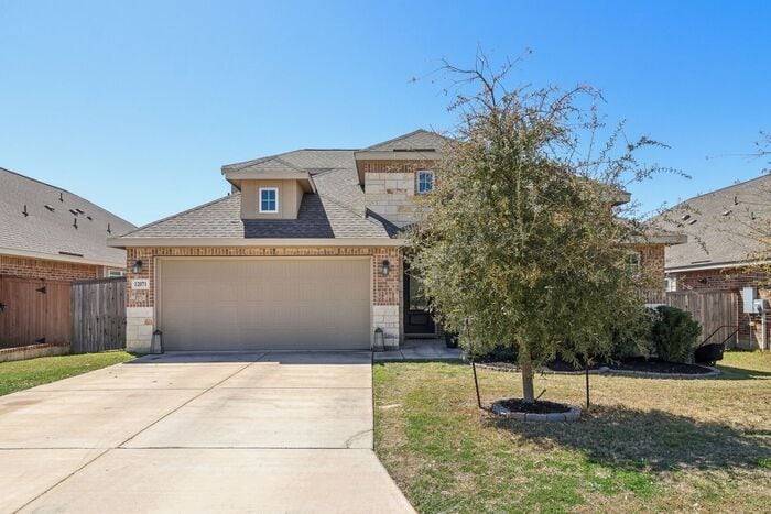 Foto principal - Spacious 1.5 Story Home with a Versatile F...