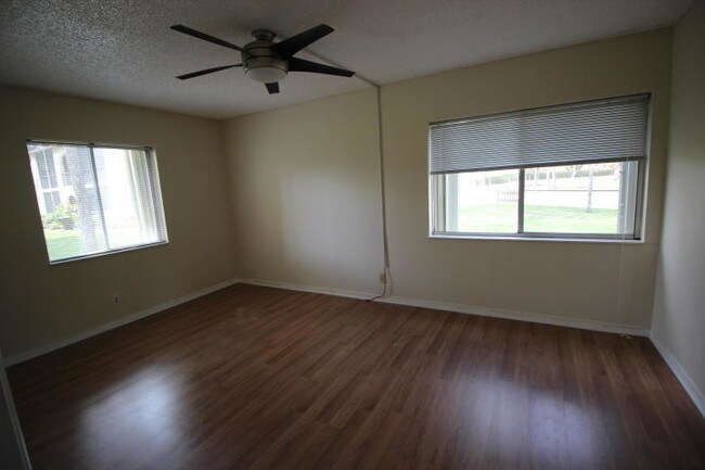 Building Photo - 1/1 Condo in Pine Ridge