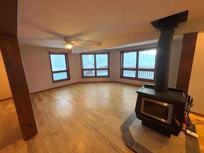 Foto del edificio - Bright 3-Bedroom Home in Town – Convenient Fairbanks Location