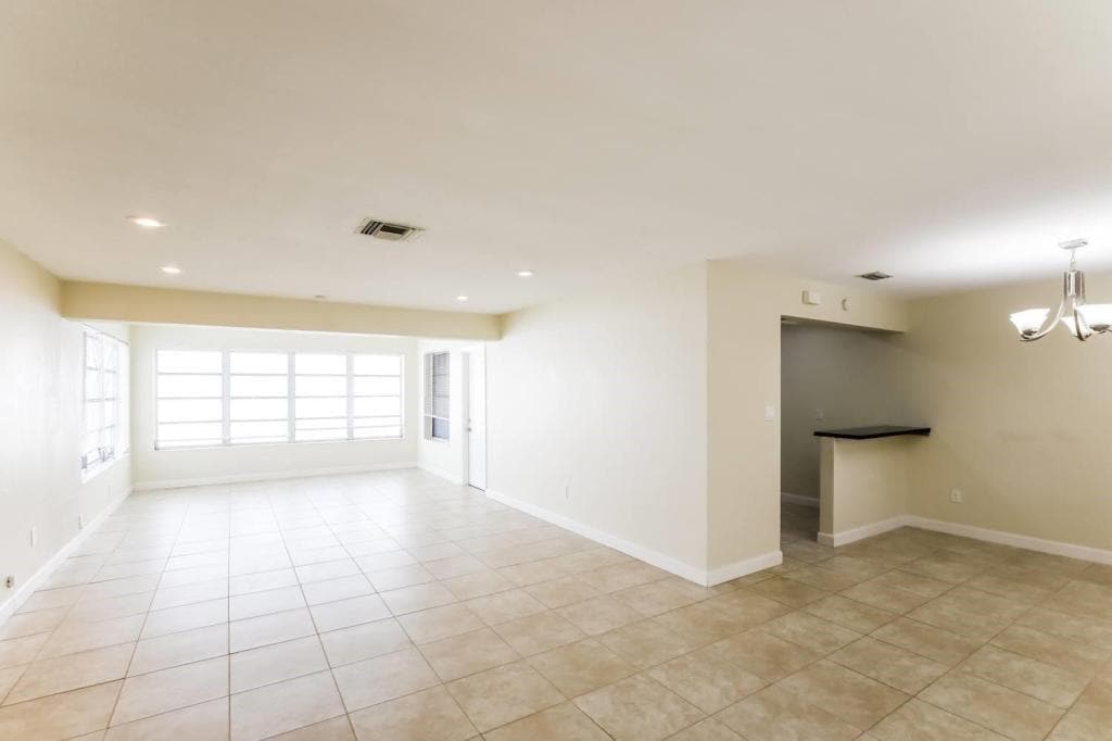 Foto principal - 8800 NW 11th St