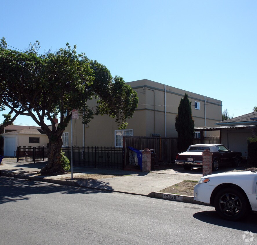 Building Photo - 2342 Lowell Ave