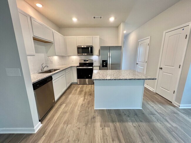 Foto del edificio - New 3 Bedroom, 2.5 Bathroom Townhouse w/ C...