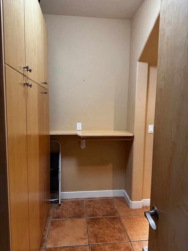 Building Photo - Fully Furnished 30-Day Rental – Comfort, Space & Convenience