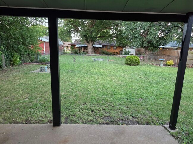 Amplio patio trasero cercado - 4104 Kim Dr