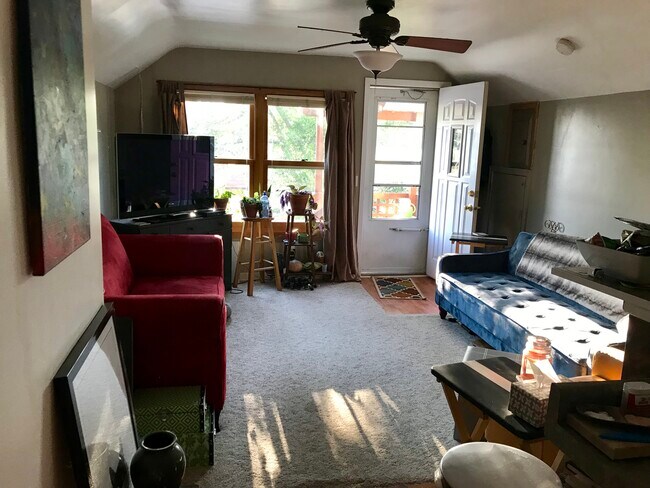 Foto del edificio - 418 Losey Blvd S