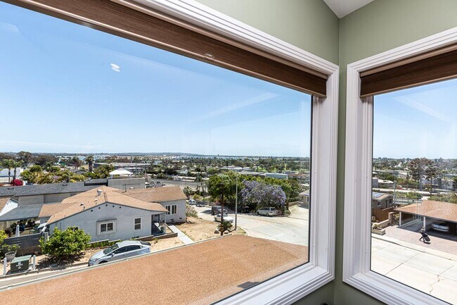 Building Photo - **VIEWS VIEWS VIEWS!** **ELEVATOR**CLOSE T...