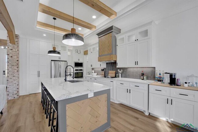 Building Photo - Beautiful 4 bedroom home