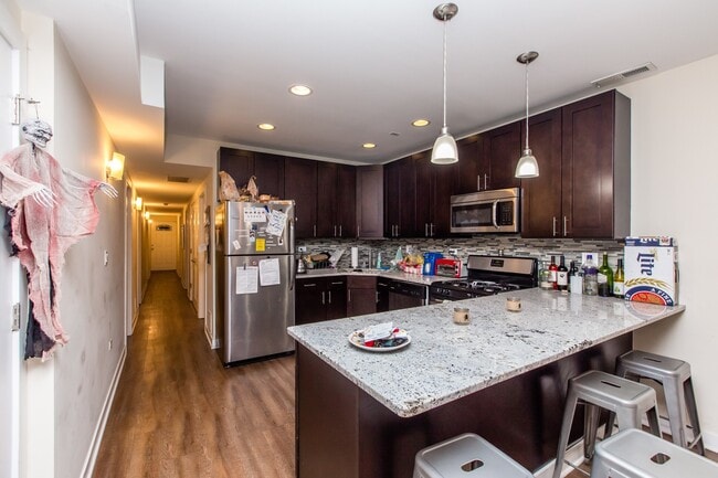 Building Photo - HUGE 4bed/2bath Condo Quality GARDEN unit in Wicker Park! Central Air! In-Unit Laundry!