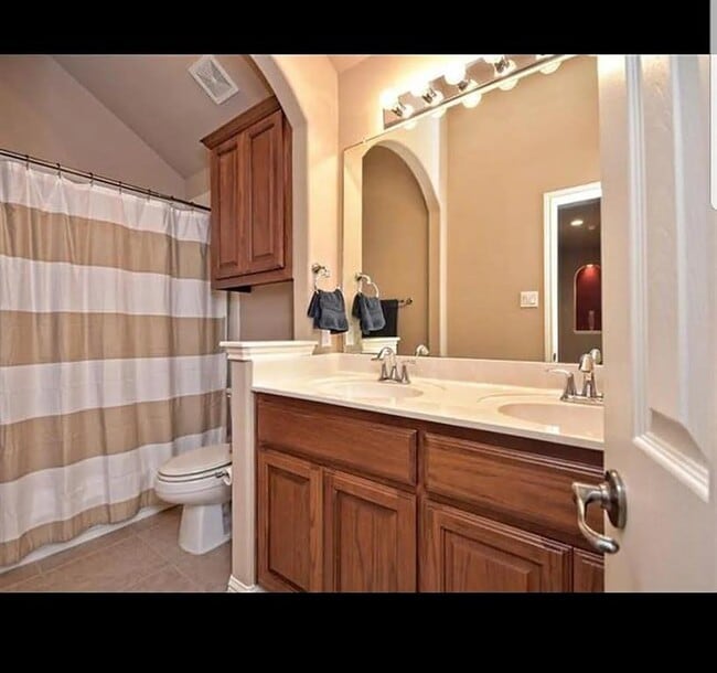 Building Photo - 2724 Lovett Ln