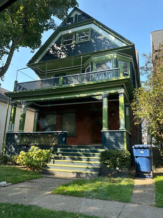 Building Photo - 120 College St