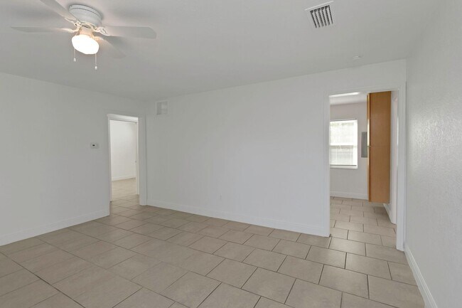 Foto del edificio - 5148 Tampa Bay Growth Fund 2 LLC