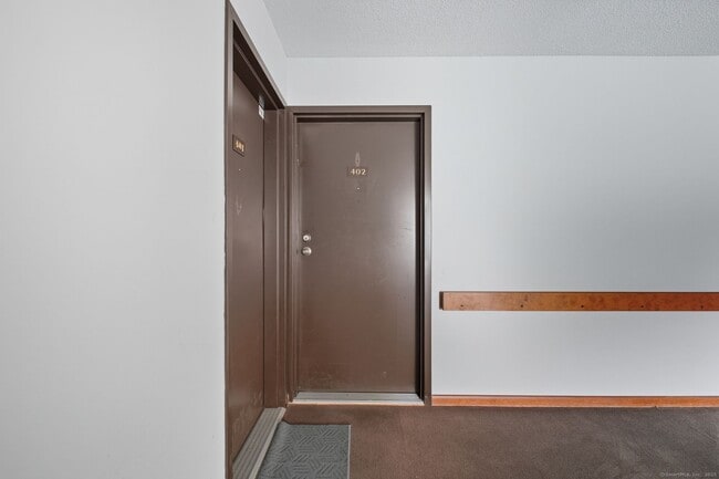 Foto del edificio - 402 Twin Circle Dr
