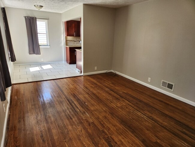 Building Photo - Newly Remodeled 3/1
