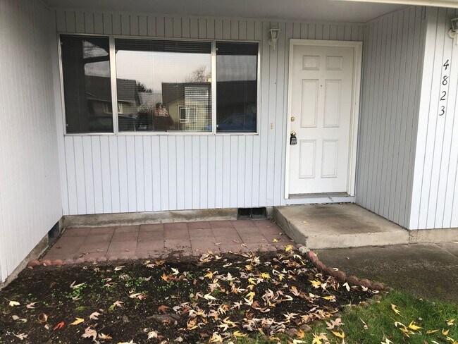 Building Photo - Great 2 bedroom 1 bathroom duplex in Springfield! MOVE IN SPECIAL!