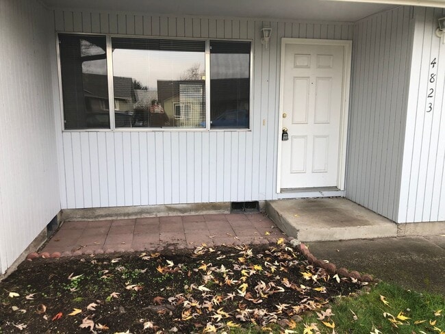 Building Photo - Great 2 bedroom 1 bathroom duplex in Springfield!