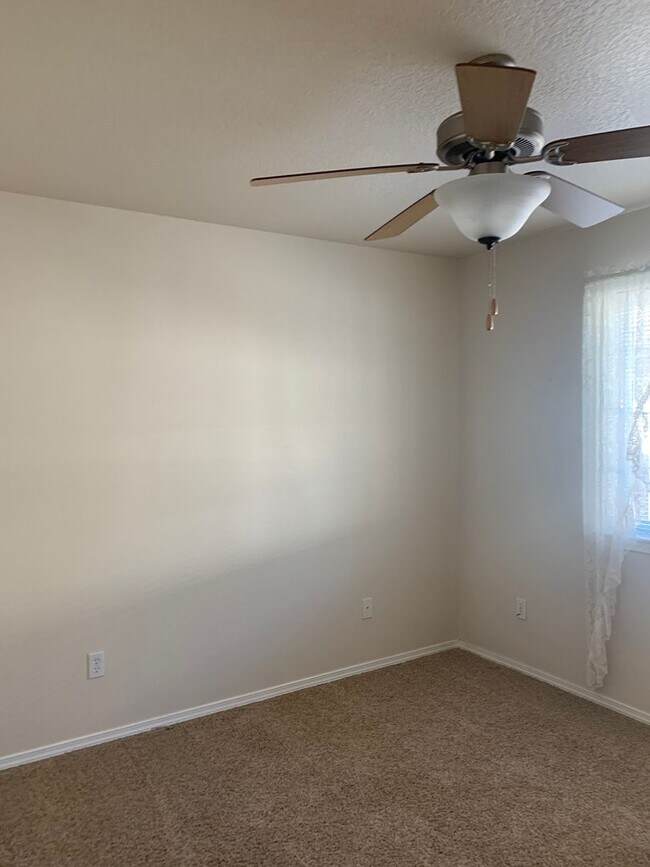 Building Photo - 3BD 2BTH w/2 Car Garage & Landscaped Yard