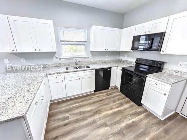 Foto del edificio - Fast-Track Savings /6 Bed, 3 Bath Home with Fenced Yard & Off-Street Parking / Pet-Friendly / Ava...