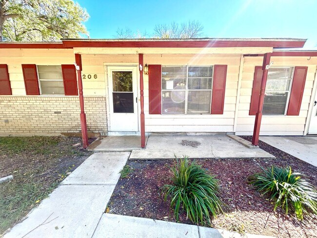 Foto del edificio - Cozy & Convenient – 3 Bedroom Home Near Shopping & Highways!