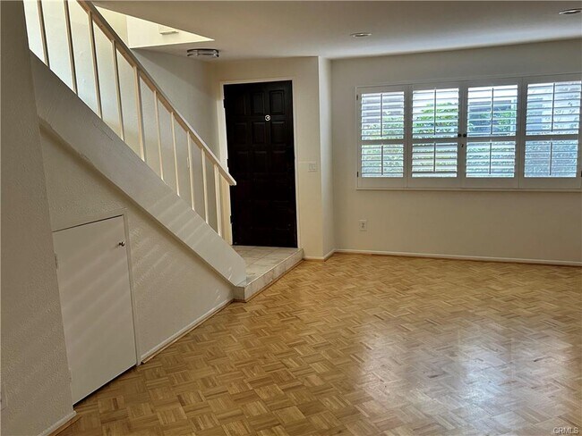 Building Photo - 13112 Moorpark St