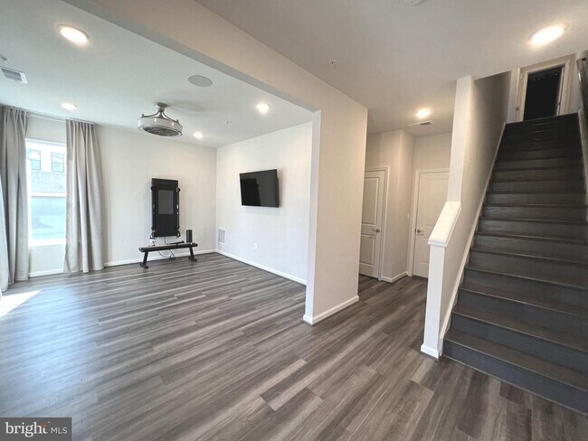 Building Photo - Gorgeous end of group townhouse with 4 lux...