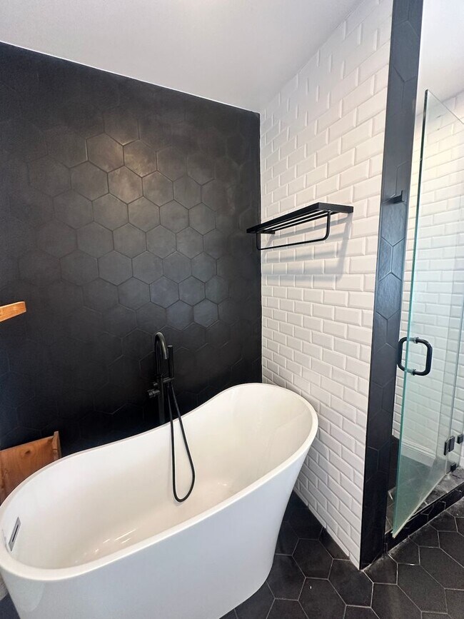Building Photo - Beautifully Renovated large 2 Bedroom + bo...