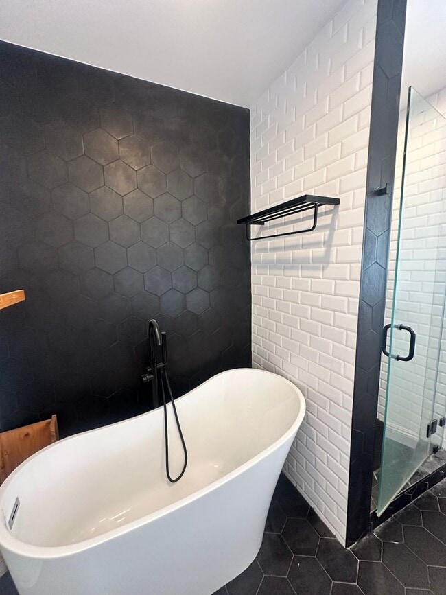 Foto del edificio - Beautifully Renovated large 2 Bedroom + bo...