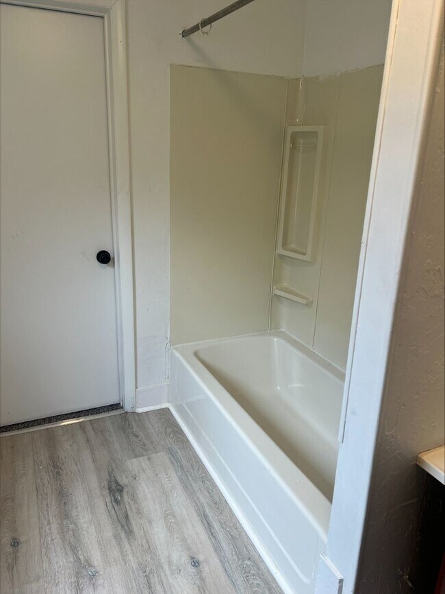 Foto del edificio - Charming 3-bedroom, 1.5-bathroom duplex in...